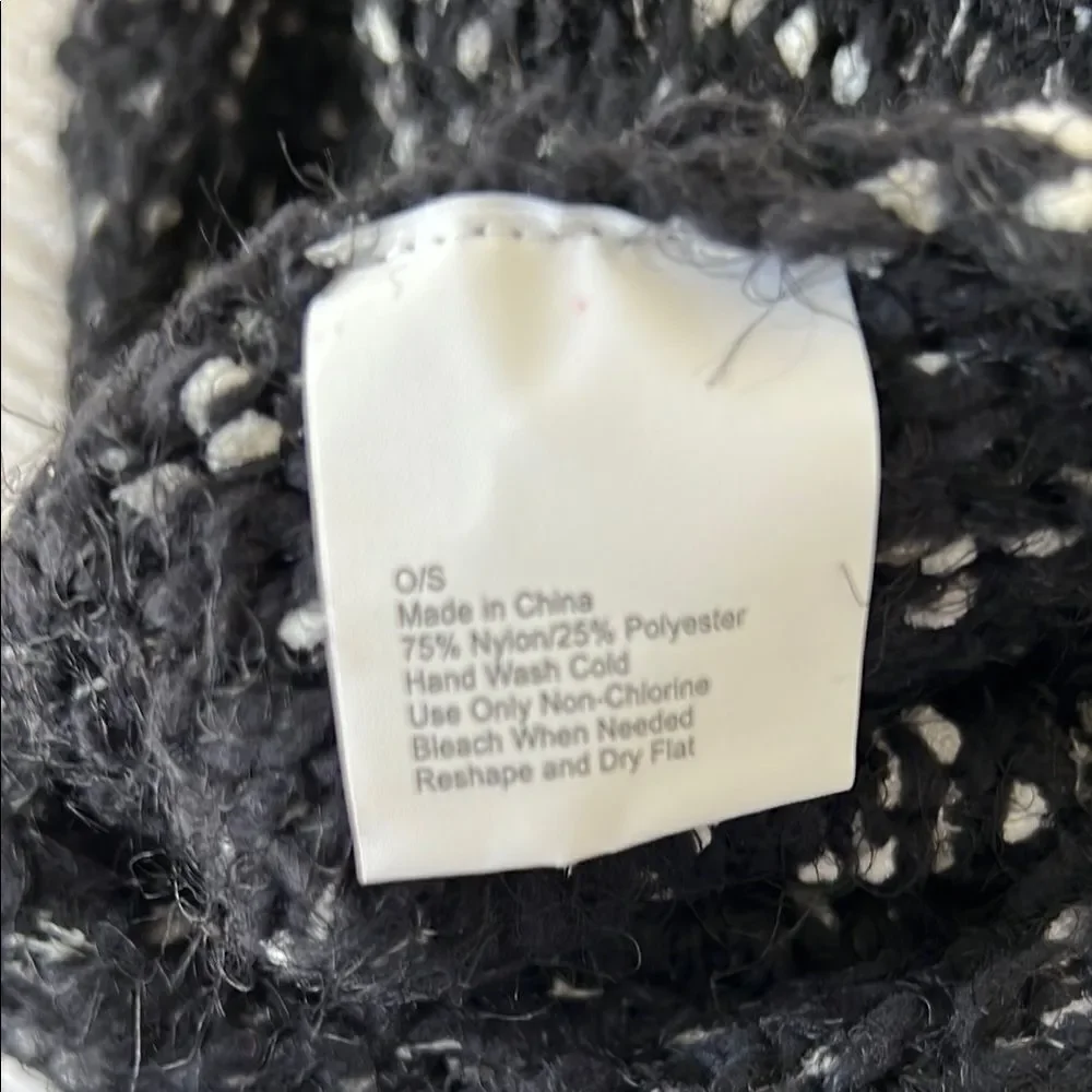 🆕 Cuddl Duds Black and White Women's Scarf